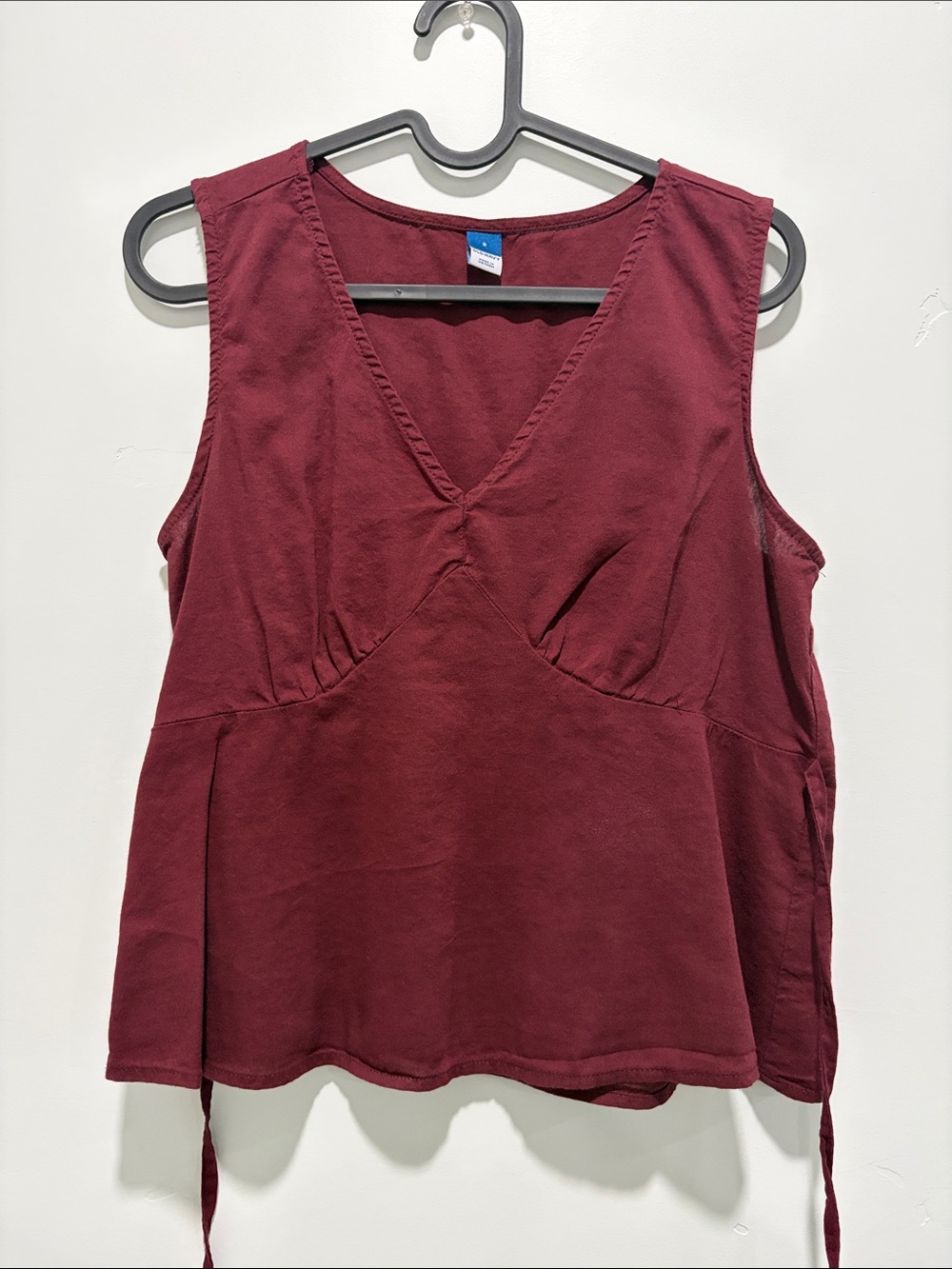 Old Navy Women's V-Neck Sleeveless Top in Burgundy